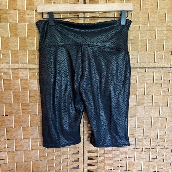 SPANX Faux Leather Black /Metallic Snakeskin Style Bike Shorts Women's Size L - Picture 4 of 7